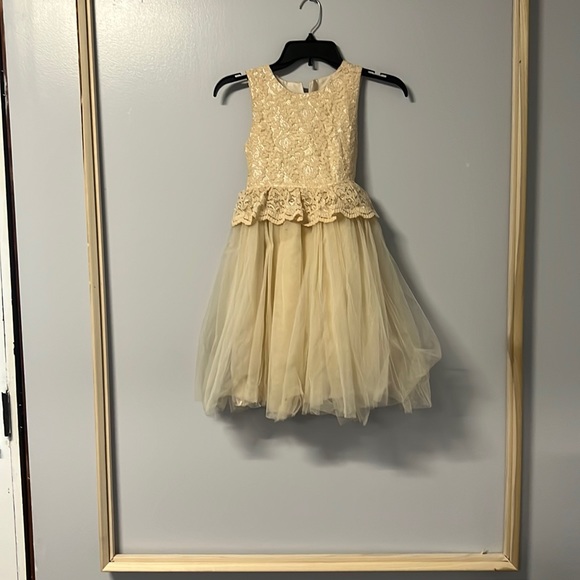 10 year old dress. In immaculate condition - Picture 1 of 1